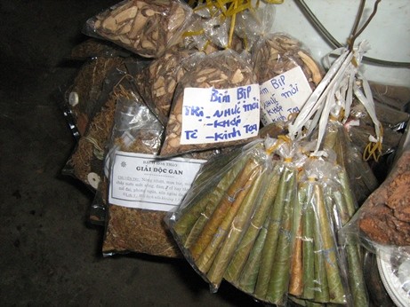 Hàng hóa kém chất lượng bày bán tràn lan, nhất là "thuốc nam"